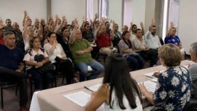 Condomínios reunidos em assembleia para eleição de síndico